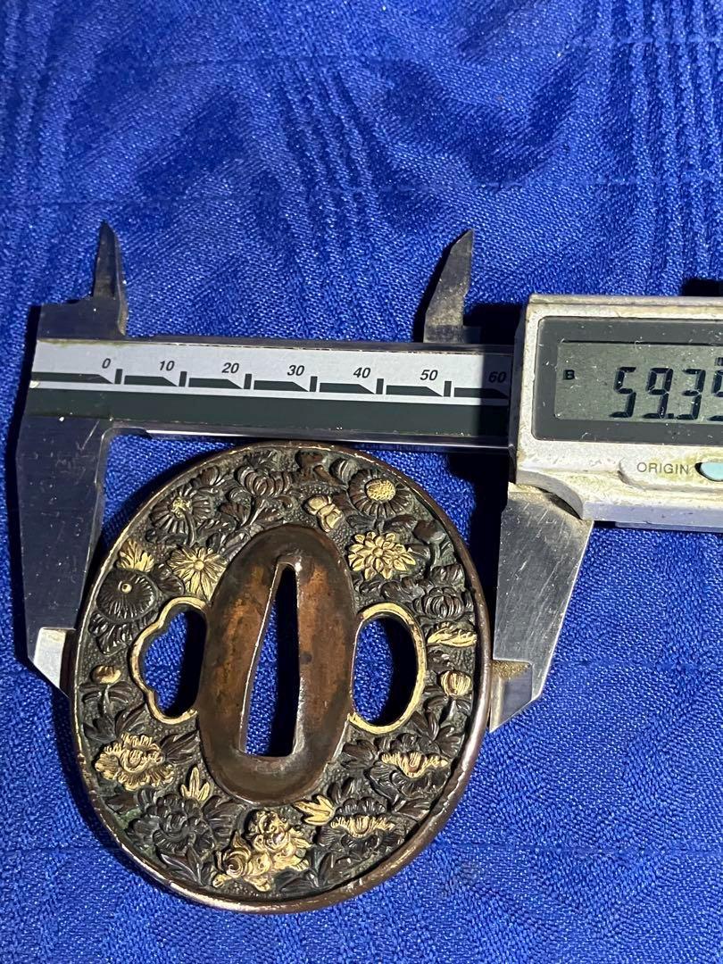 アンティーク銅鍔 - 獅子、牡丹、菊のデザインと金象嵌、装飾的