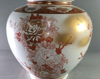 九谷焼 両山作 花瓶 赤と金の孔雀と牡丹模様 手描きの日本製磁器 高さ