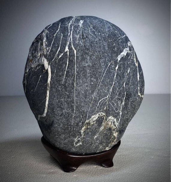 Rare Tonegawa Viewing Stone “pekireki-issen” Suiseki 1.36kg – Zen