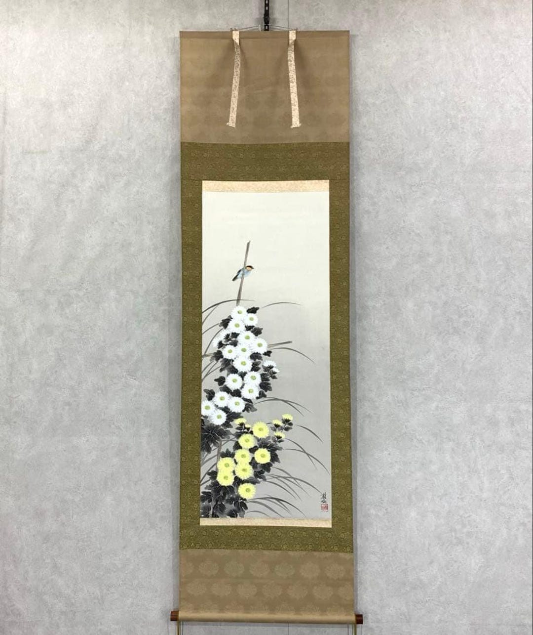 ケイセン作 日本の掛け軸 – 鳥と菊の花の掛け軸、優雅な日本画の花の絵