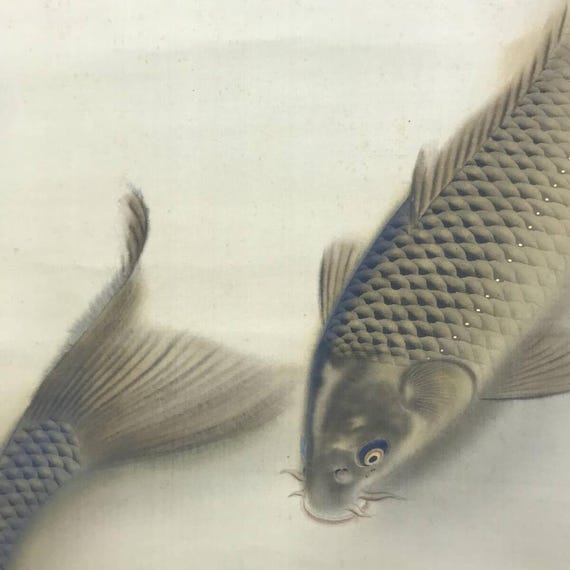 吉田里城作「泳ぐ鯉」掛軸 – 絹本に鯉二匹を描いた日本の花鳥画