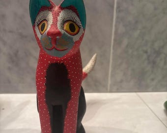Arte Popular Mexicano - Gato de Madera Tallado a Mano con Patrones Artísticos de Puntos - Pieza Decorativa Única, Gato Rojo