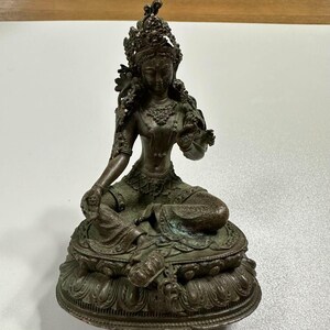 蓮華台座のブロンズ観音菩薩像 – 精緻な彫刻が施された高さ11センチの