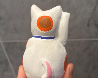鹿児島垂水民芸人形 - 手作りの招き猫 - 右前足は富を願って上げてい