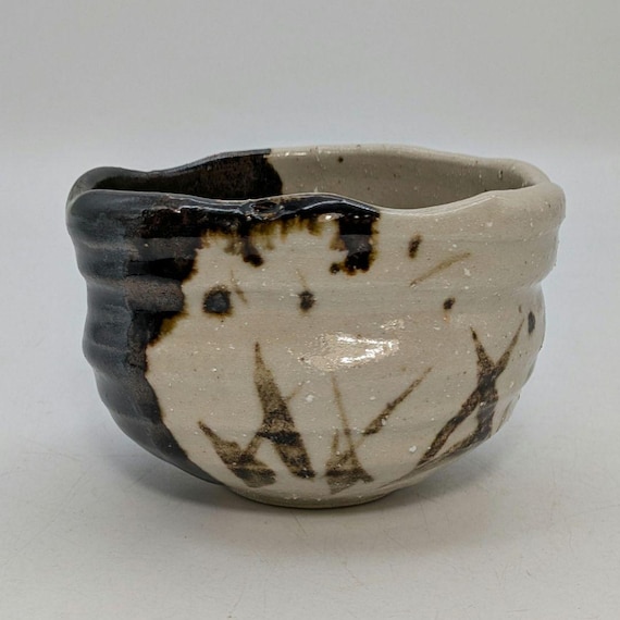 加藤仁 黒茶盌 共箱 織部焼 美濃焼 瀬戸焼 抹茶碗 抹茶茶碗 茶道具 茶器食器 加藤仁作 織部焼 黒茶碗 銘入り 美濃焼 抹茶碗 木箱入り 茶道具