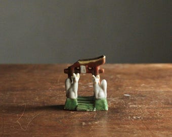 Antique Japanese Inari Shrine Figurine – Mini Porcelain Fox Guardians with Broken Torii Gate, Folk Shinto Art, 7.6cm Tall
