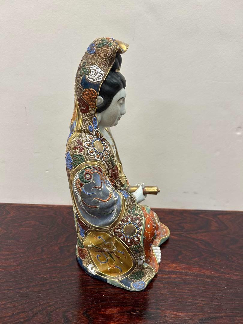 九谷焼 観音菩薩坐像 – 色彩豊かな衣をまとった手描きの陶器像