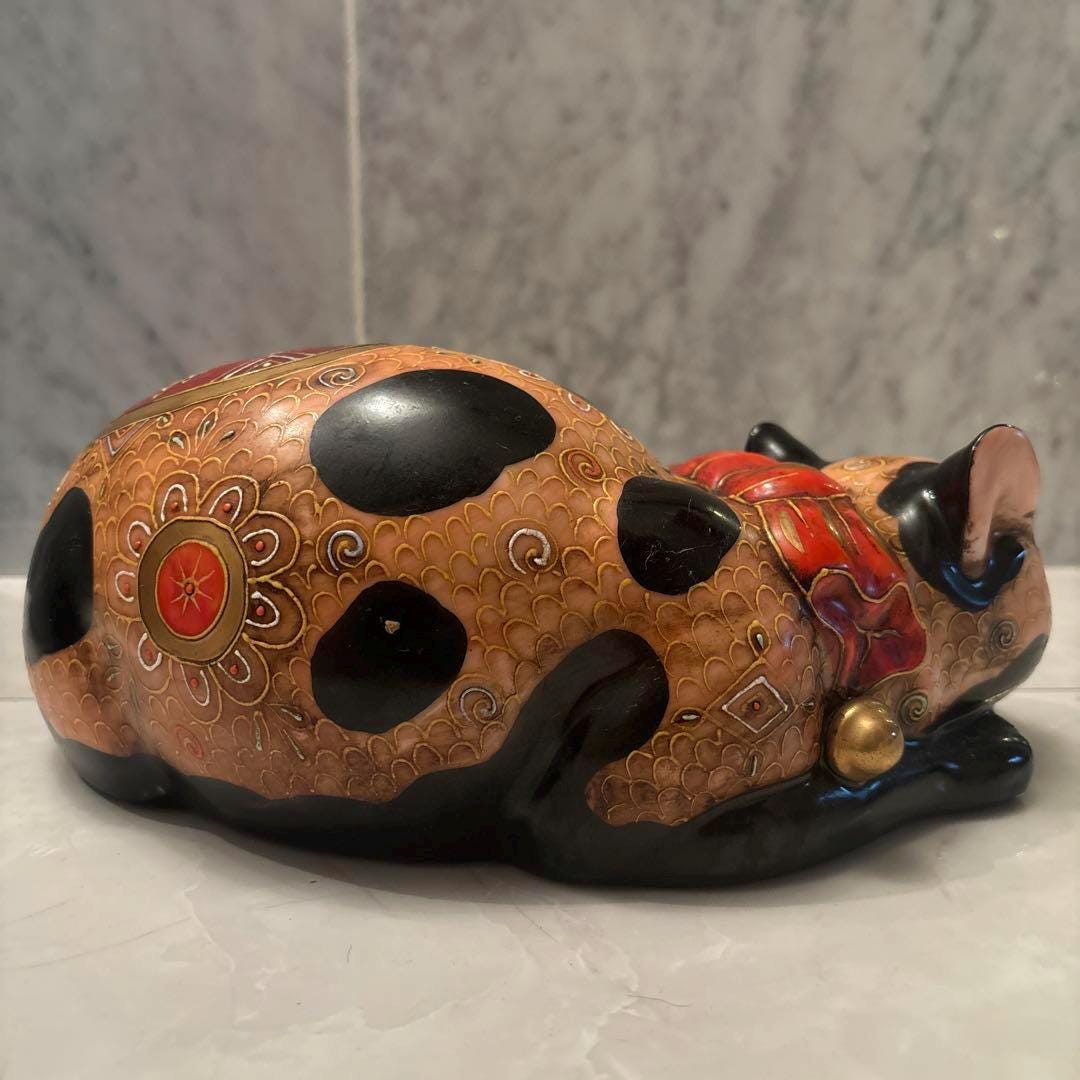 ヴィンテージ九谷焼の眠り猫の置物、豪華な金細工の手描き、風水アート