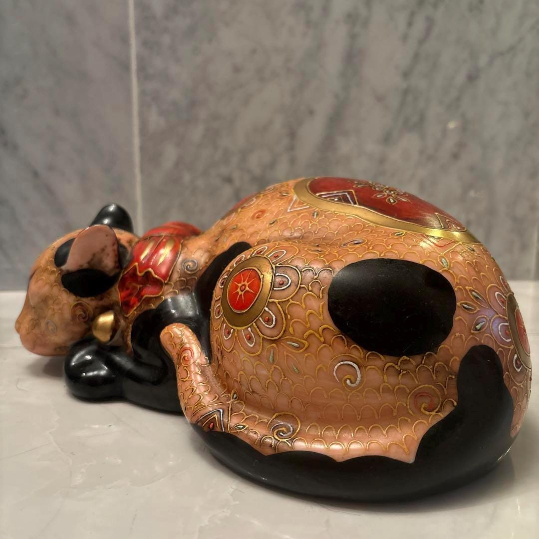 ヴィンテージ九谷焼の眠り猫の置物、豪華な金細工の手描き、風水アート