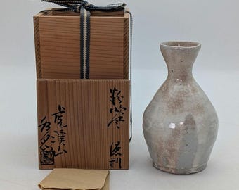 Japanese Tokkuri Sake Bottle by Arakawa Takeo Suigetsu Kiln – Powder-Glazed Vessel with Signed Box, Vase or Flower Display
