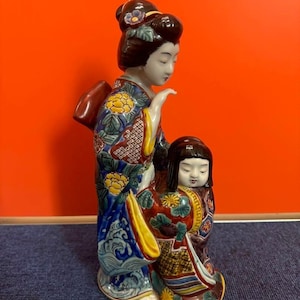 ヴィンテージ九谷焼磁器母子像 - 手描きの日本人形、30cmのカラフルな九谷像