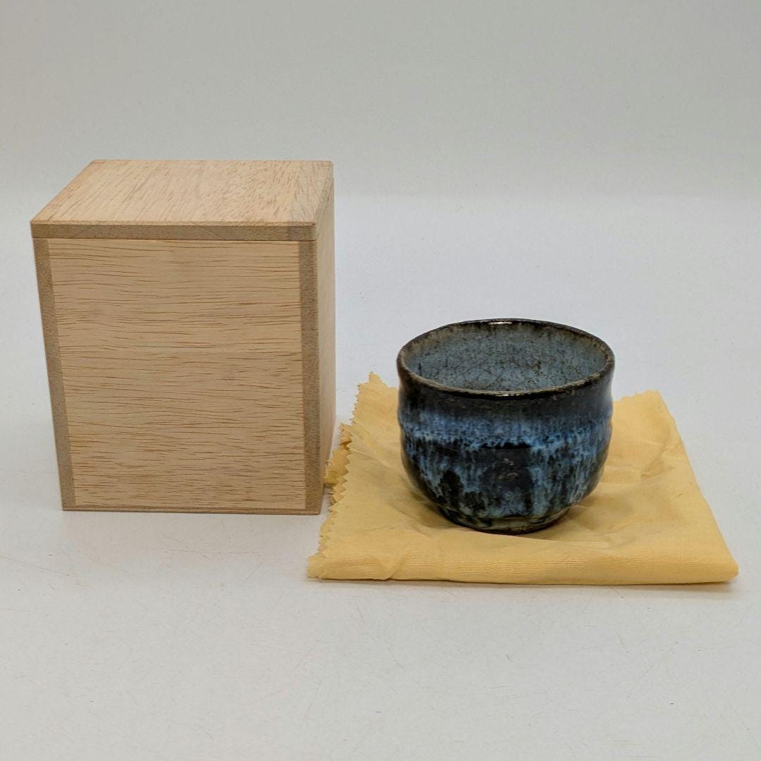 大きな青萩ぐい呑み（木箱入り）、日本の青萩焼おちょこ、素朴な陶器の