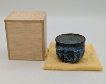 大きな青萩ぐい呑み（木箱入り）、日本の青萩焼おちょこ、素朴な陶器の