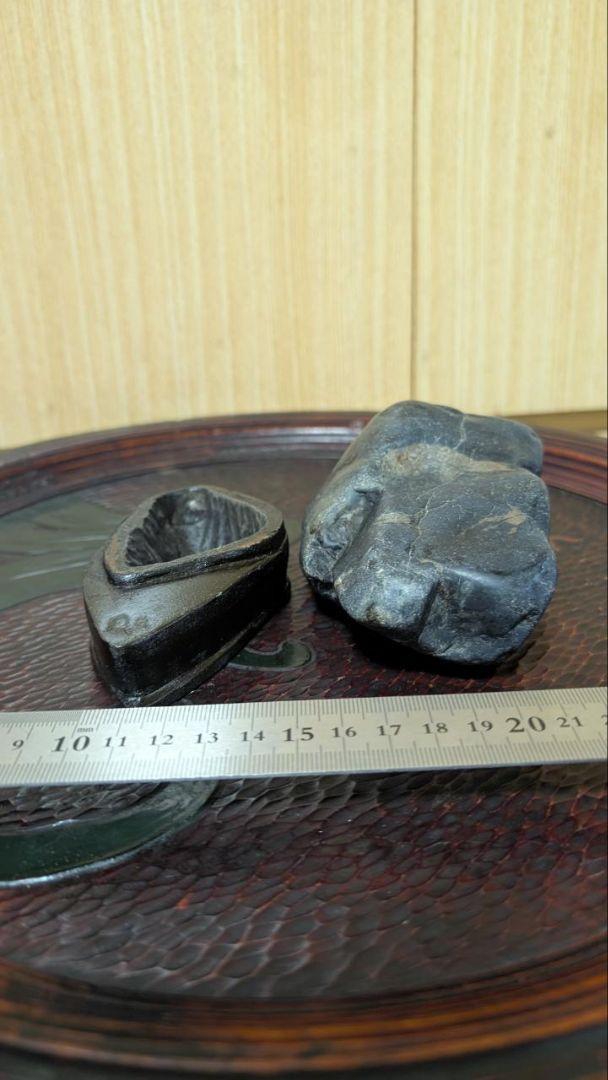 神居古潭葛谷石 – 漆黒の日本製水石鑑賞石（木製台座付き）、禅の瞑想