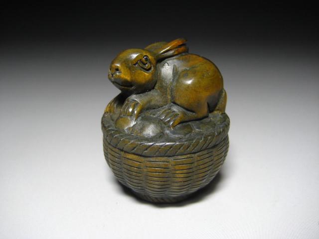 柘植根付「籠の中のうさぎ」 ツゲの木彫り 豊穣と幸運の象徴 - Etsy 日本