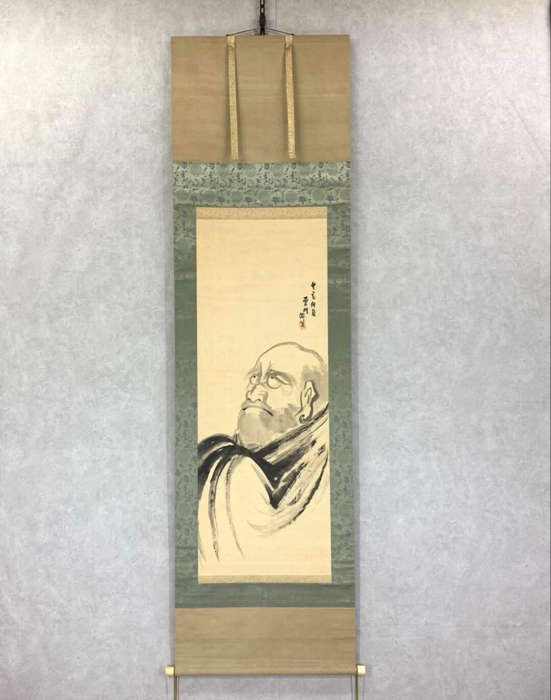 森雲峰作、達磨禅師の肖像画を描いた日本の掛け軸。力強い筆致、署名
