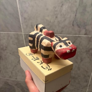 Vintage Papier-Mâché Tiger von Kakutarō - Handgefertigte Wackelkopf-Figur aus Ibaraki Japan, 15 cm lang, volkstümliches Spielzeug-Dekor