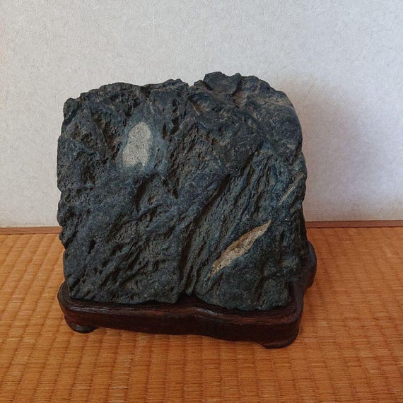 重信川水石 – 6.8kg 印象的な白い模様と木製の台座を備えた日本