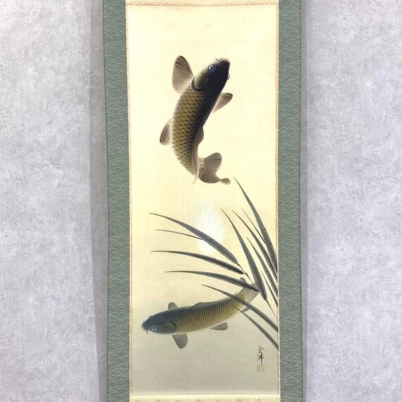 上田源陽作 日本の掛け軸 – 鯉が上流へ泳ぐ「飛躍」のモチーフ、署名