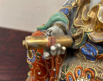 九谷焼観音菩薩座像 – 色鮮やかな衣をまとった手描きの陶器像、高さ