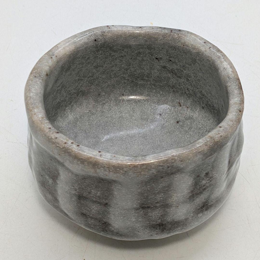 掛分茶盌　(加藤達次作) 加藤正三作 美濃焼抹茶茶碗 ― 銘木箱と茶道具付き、上品な日本製茶碗