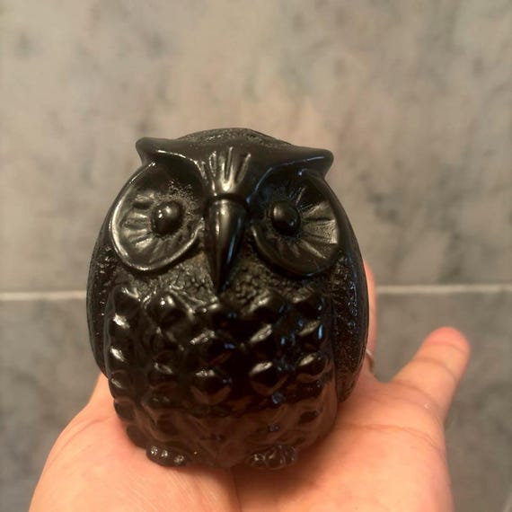 手彫りの那智黒石フクロウの置物 - 日本の幸運のお守り、風水、精神的