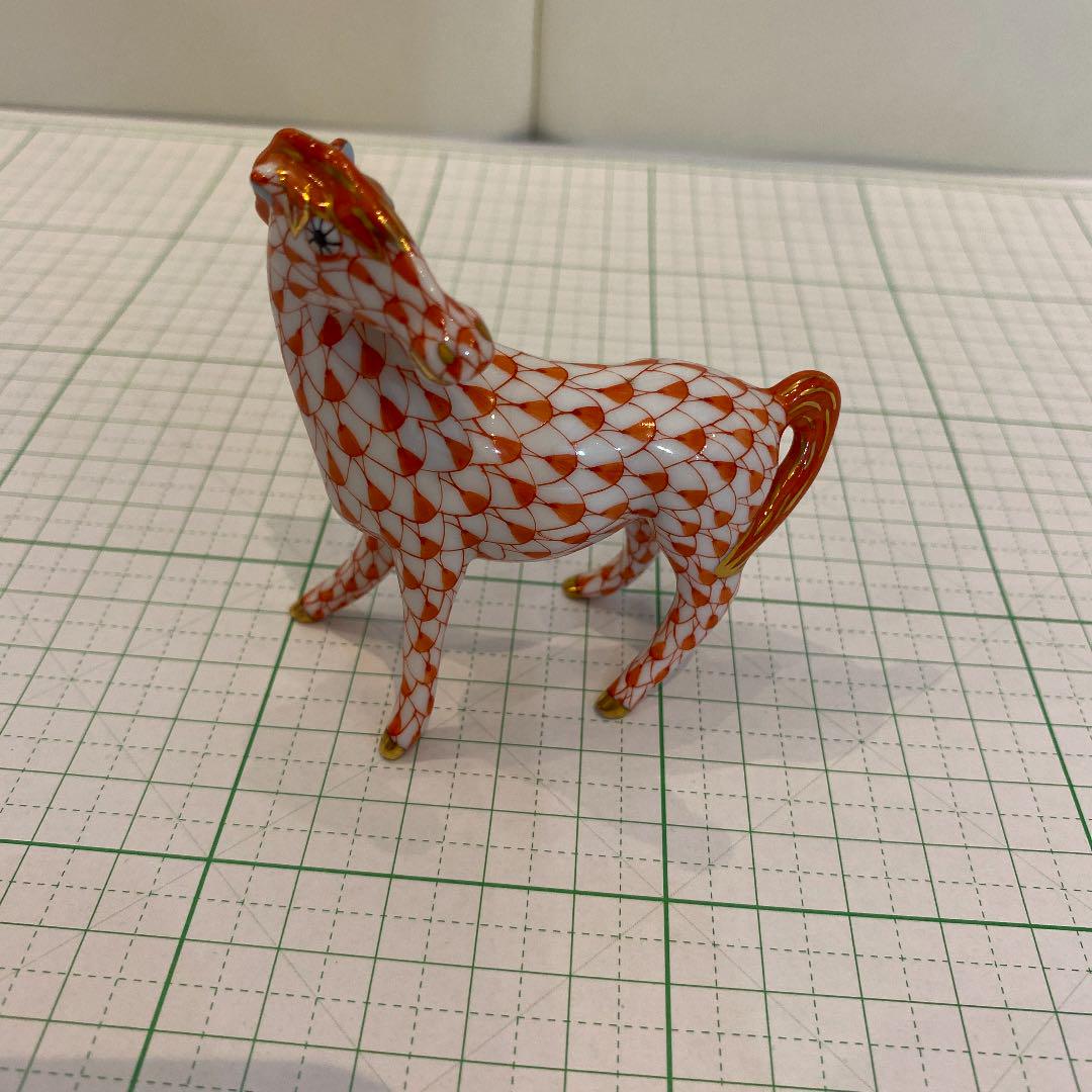 Herend Zodiac Plate 2002 馬 Herend Zodiac Horse Figurine 2002 – Exquisite Red Fishnet Design