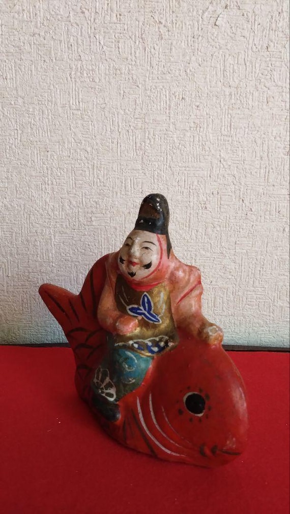 恵比寿人形（鯛に乗る） - 繁栄と幸運をもたらす縁起の良い神様の伝統