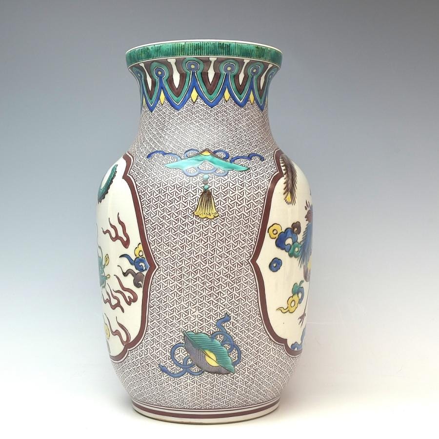 徳田八十吉二代九谷焼花瓶：九谷焼の古典的スタイルに鳳凰と龍を