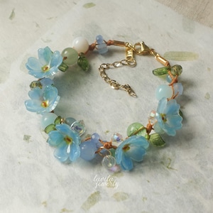 忘れな草の花のブレスレット - 繊細な花のジュエリー、手作りのシュリンクプラスチックの花、調節可能な真鍮ブレスレット、彼女への贈り物