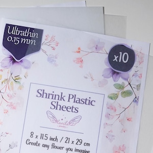 Puede incluir: Un paquete de 10 láminas de plástico retráctil ultrafinas, de 0,15 mm de grosor, con un diseño floral. Las láminas miden 8 x 11,5 pulgadas o 21 x 29 cm. El texto "Shrink Plastic Sheets" y "Create any flower you imagine" está impreso en el paquete.