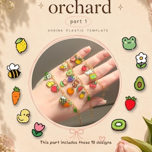 Könnte beinhalten: Eine Schrumpfplastik-Vorlage mit dem Titel Kawaii Orchard Part 1 mit zehn farbenfrohen Illustrationen, darunter eine Zitrone, Biene, Karotte, Ente, Tulpe, Frosch, Blume, Avocado, Erdbeere und Kiwi. Drei goldfarbene Bettelarmbänder zeigen diese Motive.