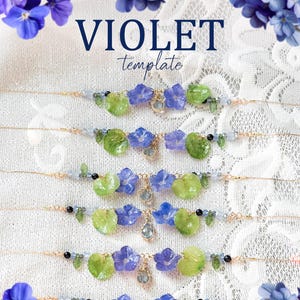 Puede incluir: Primer plano de piezas de joyería floral con detalles de flores azules y moradas, acentos de hojas verdes y pequeños dijes. El texto "VIOLET template" se muestra en la parte superior. La joyería está sobre un fondo de encaje blanco.