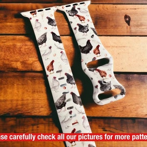 Puede incluir: Banda blanca para Apple Watch con un patrón colorido de pollos y huevos. La banda está hecha de silicona y tiene un fondo blanco con una variedad de pollos y huevos de colores.