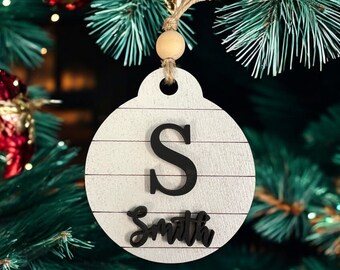 Shiplap initial julgransprydnad, rustik monogram julgransprydnad, efternamn julgransprydnad, vår första jul, hemlig jultomtegåva