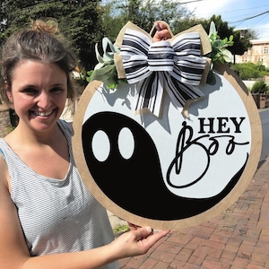 Hey boo door hanger|Spooky season door sign|Ghost door hanger|Halloween door hanger|Halloween door sign|Ghost door sign|Halloween door decor