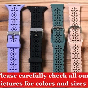 Pu&ograve; includere: Quattro cinturini per orologio in silicone di diversi colori con un motivo decorativo tagliato. I cinturini sono lavanda, nero, verde e rosa.