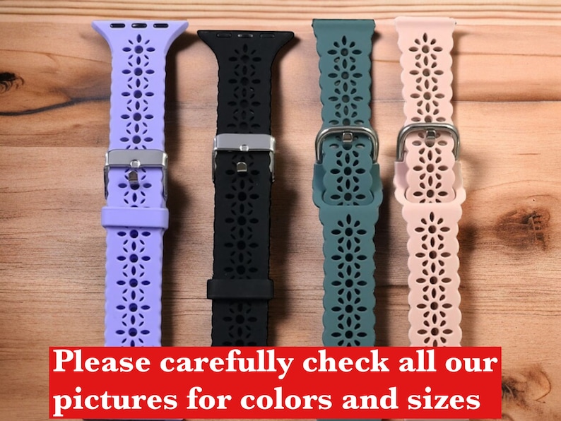 Pu&ograve; includere: Quattro cinturini per orologio in silicone di diversi colori con un motivo decorativo tagliato. I cinturini sono lavanda, nero, verde e rosa.