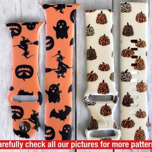 Könnte beinhalten: Zwei Sätze Uhrenbänder mit unterschiedlichen Mustern. Ein Satz ist orange mit schwarzen Geistern, Fledermäusen und Hexen. Der andere Satz ist weiß mit braunen und orangefarbenen Leoparden-Print-Kürbissen.