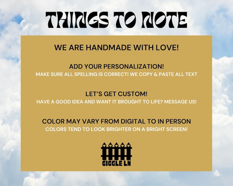 Puede incluir: Un gr&aacute;fico rectangular de color mostaza sobre un fondo de cielo azul con nubes blancas. El texto "THINGS TO NOTE" est&aacute; en la parte superior. El gr&aacute;fico incluye texto sobre personalizaci&oacute;n, pedidos personalizados y variaciones de color. El logotipo "GIGGLE LN" est&aacute; en la parte inferior.