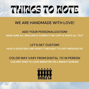 Puede incluir: Un gr&aacute;fico rectangular de color mostaza sobre un fondo de cielo azul con nubes blancas. El texto "THINGS TO NOTE" est&aacute; en la parte superior. El gr&aacute;fico incluye texto sobre personalizaci&oacute;n, pedidos personalizados y variaciones de color. El logotipo "GIGGLE LN" est&aacute; en la parte inferior.