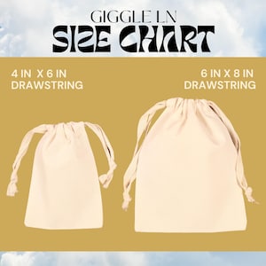 Puede incluir: Dos bolsas beige con cord&oacute;n de diferentes tama&ntilde;os se muestran sobre un fondo amarillo mostaza. La bolsa m&aacute;s peque&ntilde;a est&aacute; etiquetada como "4 IN X 6 IN DRAWSTRING", y la bolsa m&aacute;s grande est&aacute; etiquetada como "6 IN X 8 IN DRAWSTRING". El texto "GIGGLE LN SIZE CHART" est&aacute; en la parte superior.