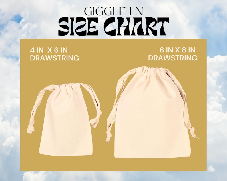 Puede incluir: Dos bolsas beige con cord&oacute;n de diferentes tama&ntilde;os se muestran sobre un fondo amarillo mostaza. La bolsa m&aacute;s peque&ntilde;a est&aacute; etiquetada como "4 IN X 6 IN DRAWSTRING", y la bolsa m&aacute;s grande est&aacute; etiquetada como "6 IN X 8 IN DRAWSTRING". El texto "GIGGLE LN SIZE CHART" est&aacute; en la parte superior.