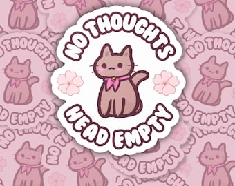 Könnte beinhalten: Aufkleber mit einer Cartoon-Katze und dem Text "NO THOUGHTS HEAD EMPTY". Die Katze ist braun mit einer rosa Schleife und ist von rosa Blütenakzenten und Katzenaufklebern umgeben.