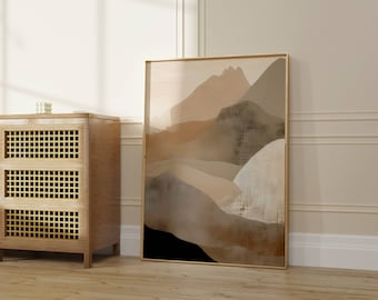 Puede incluir: Pintura abstracta de paisaje en tonos de marrón, beige y gris con un marco dorado. La pintura está colgada en una pared blanca junto a un armario de madera.