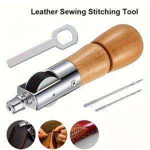 Puede incluir: Juego de herramientas de costura para cuero. Incluye un mango de madera con un rodillo de metal, una llave de metal y dos agujas. La herramienta está diseñada para proyectos de artesanía en cuero. El texto "Leather Sewing Stitching Tool" es visible.