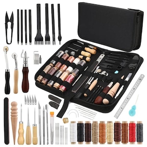 Op de afbeelding: Een uitgebreide gereedschapsset voor leerbewerking. De set bevat diverse gereedschappen zoals naalden, priem, kantensnijders en garenspoelen. De gereedschappen zijn netjes georganiseerd in een zwarte etui met ritssluiting, met extra accessoires.