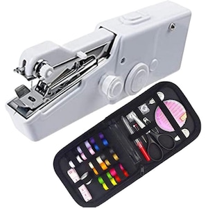 Può includere: Una macchina da cucire portatile bianca con un ago argentato e una custodia nera. La custodia contiene rocchetti di filo colorato, forbici, aghi e un metro a nastro. Un kit da cucito per piccoli progetti.