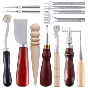 Puede incluir: Un conjunto de herramientas para trabajar el cuero, que incluye varios punzones, biseladores de bordes, un acanalador, una rueda de coser y un cuchillo para cortar. Las herramientas tienen mangos de madera o metal y están diseñadas para la artesanía y la reparación. Las herramientas son nuevas y sin usar.