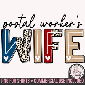 Puede incluir: Diseño gráfico con el texto "postal worker's WIFE" en una fuente audaz y estilizada. Las letras son en azul, estampado de leopardo, rojo y beige. El diseño incluye corazones y el texto "PNG FOR SHIRTS • COMMERCIAL USE INCLUDED".